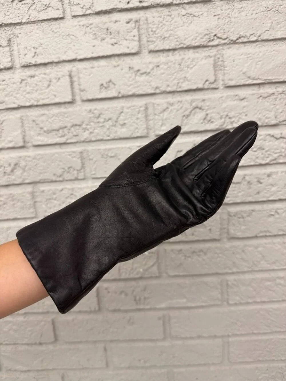 Fownes Women’s Black Leather Gloves Size 8